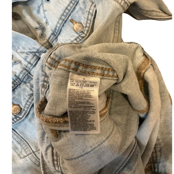 Old Navy Womens Light Wash Floral Embroidered Denim Trucker Jacket Size M Blue - Picture 9 of 9